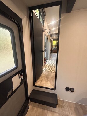 المنشأة من الداخل