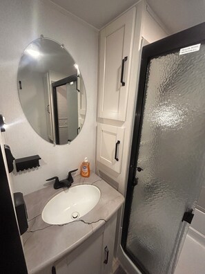 Dusche, Handtücher, Toilettenpapier