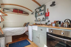 Cookware/dishes/utensils - Hilbre Shepherd Hut (Padstow)