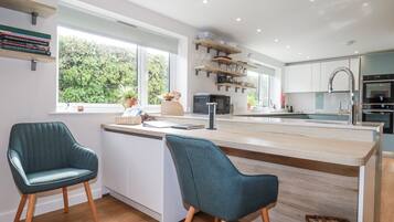 Dishwasher, cookware/dishes/utensils