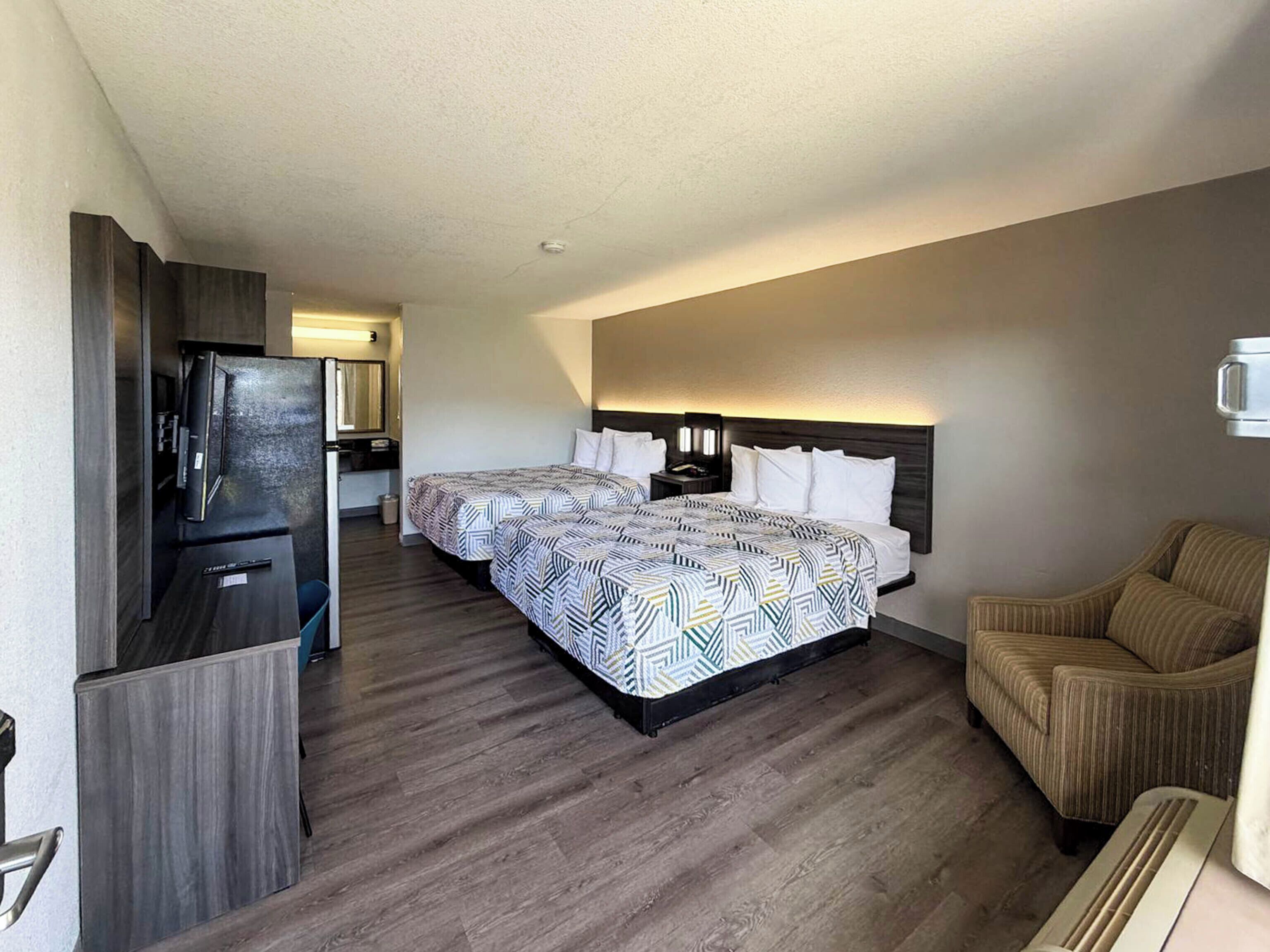 Quarto standard, 2 camas Queen, para não fumantes, cozinha | Wi-Fi de cortesia, roupa de cama