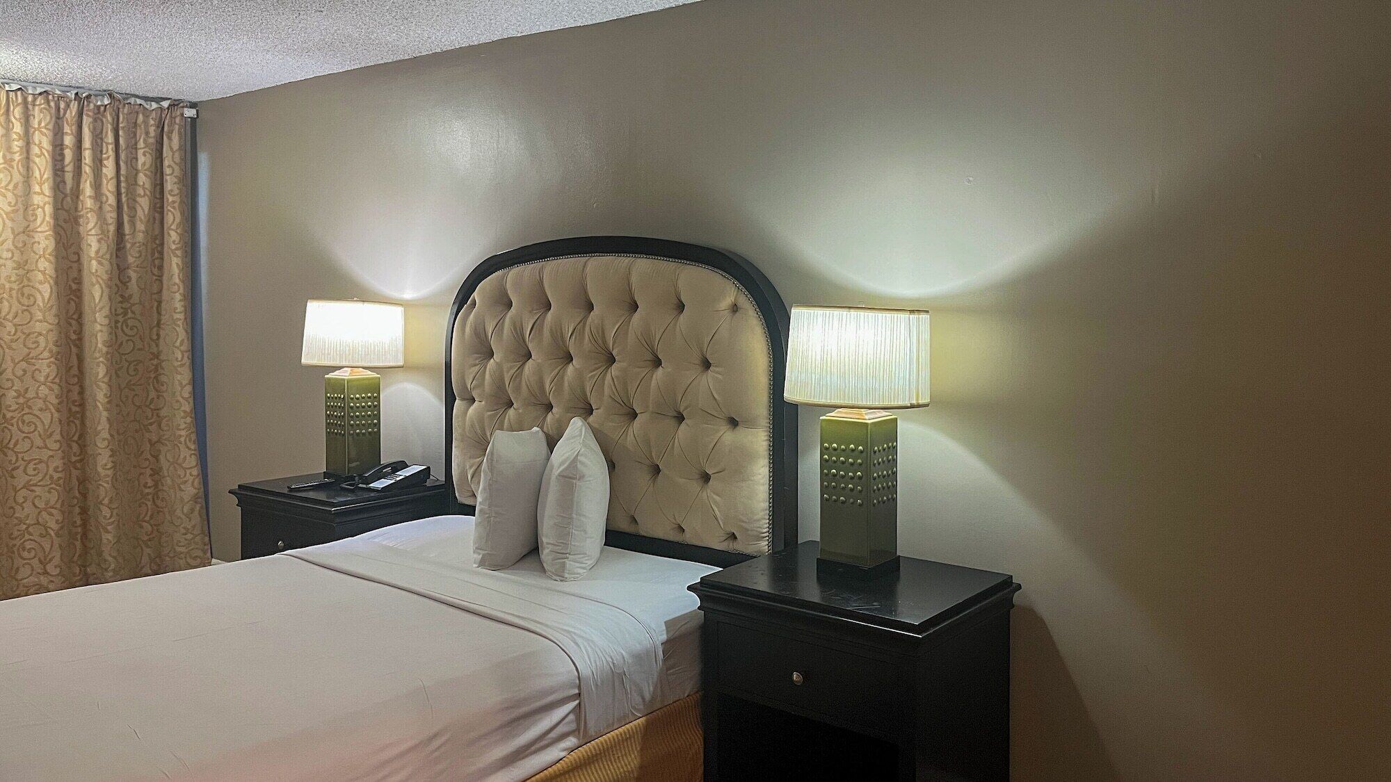 Deluxe Room, 1 Queen Bed (Refrigerator & Microwave)