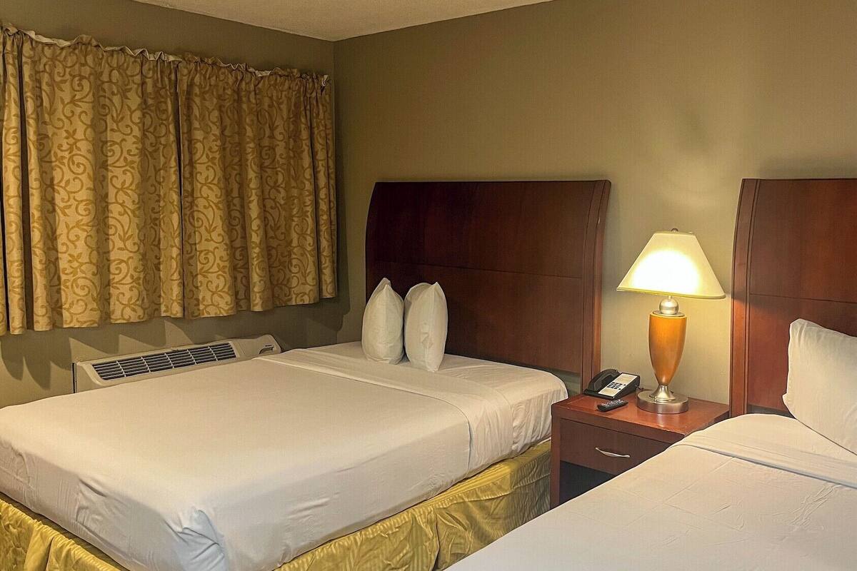 Iron/ironing board, bed sheets