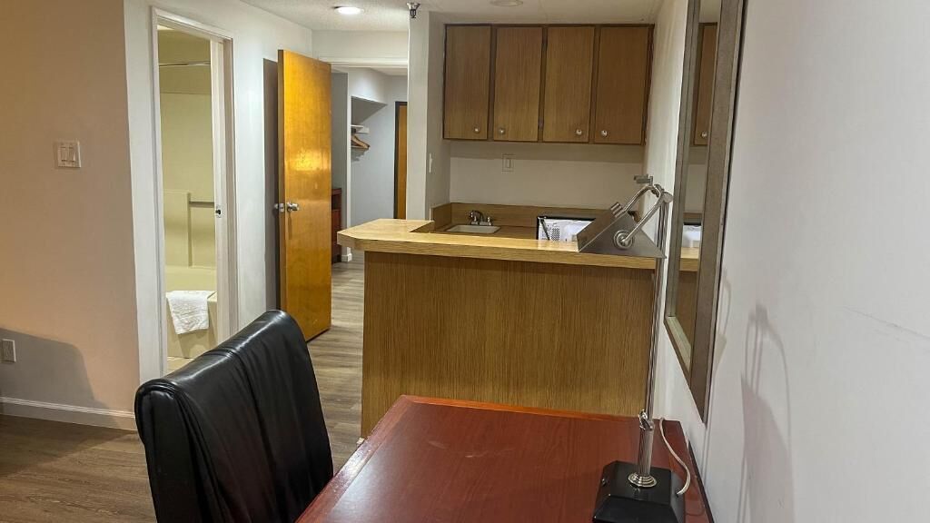 Frigobar, microondas y cafetera y tetera 