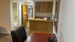 Mini-Kühlschrank, Mikrowelle, Wasserkocher mit Kaffee-/Teezubehör