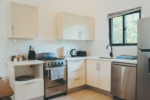 Køleskab, ovn, kogeplade, opvaskemaskine