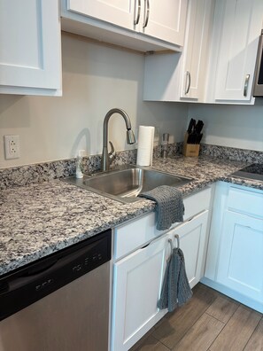 Microondas, horno, parrilla de estufa y lavavajillas 