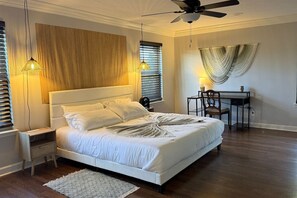 4 chambres, bureau, fer et planche à repasser, lit de bébé portatif