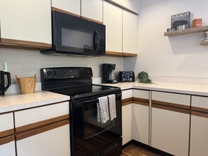 Kjøleskap, mikrobølgeovn, ovn og kokeplater