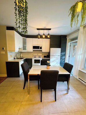 Private kitchen - Superb, bright 4 ½ rooms in the heart of Hochelaga-Maisonneuve. (Montréal)