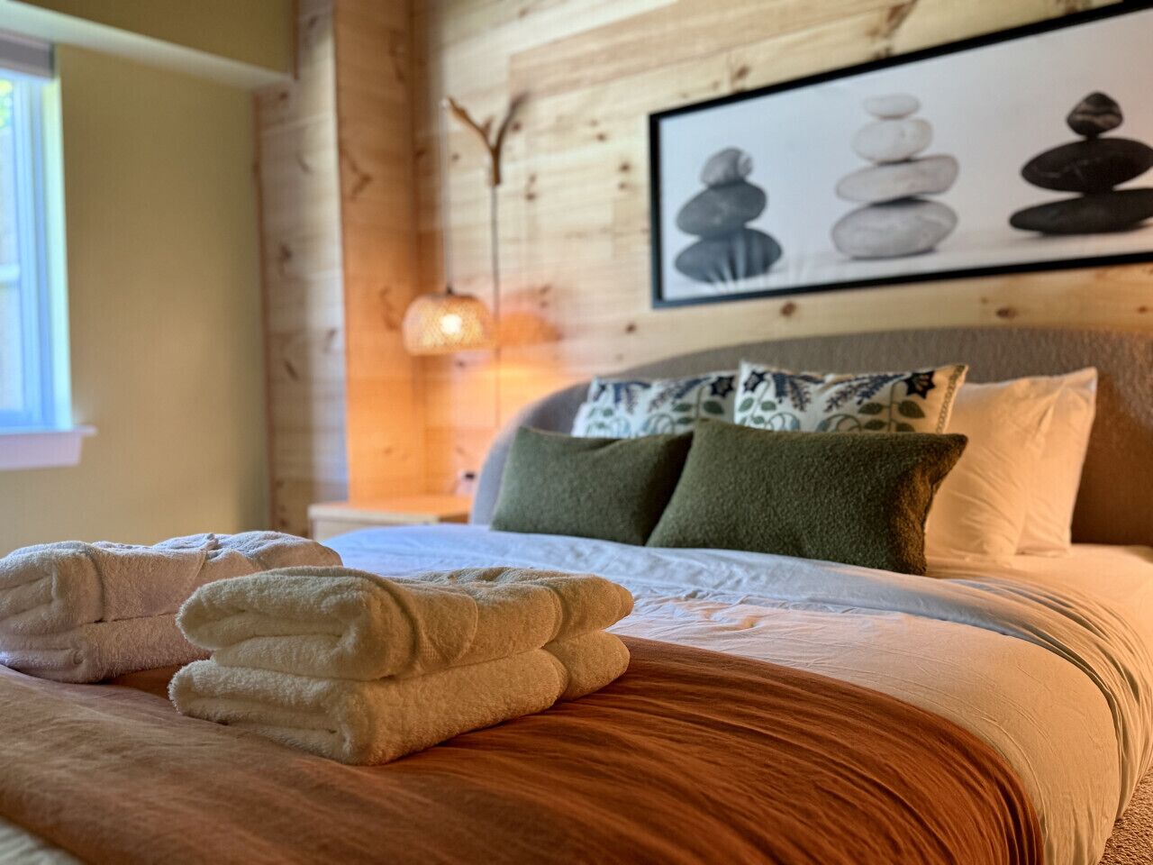 2 bedrooms, desk, WiFi, bed sheets