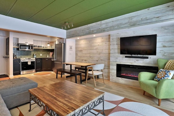 TV, fireplace - Snowcial Club- Ski shuttle, Pool, hot tub (Killington)