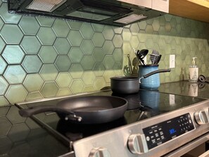 Fridge, microwave, oven, stovetop - Snowcial Club- Ski shuttle, Pool, hot tub (Killington)