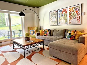 TV, fireplace - Snowcial Club- Ski shuttle, Pool, hot tub (Killington)