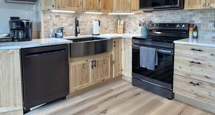 Mountain Oasis- Pool, Hot tub, Bike to Mountain