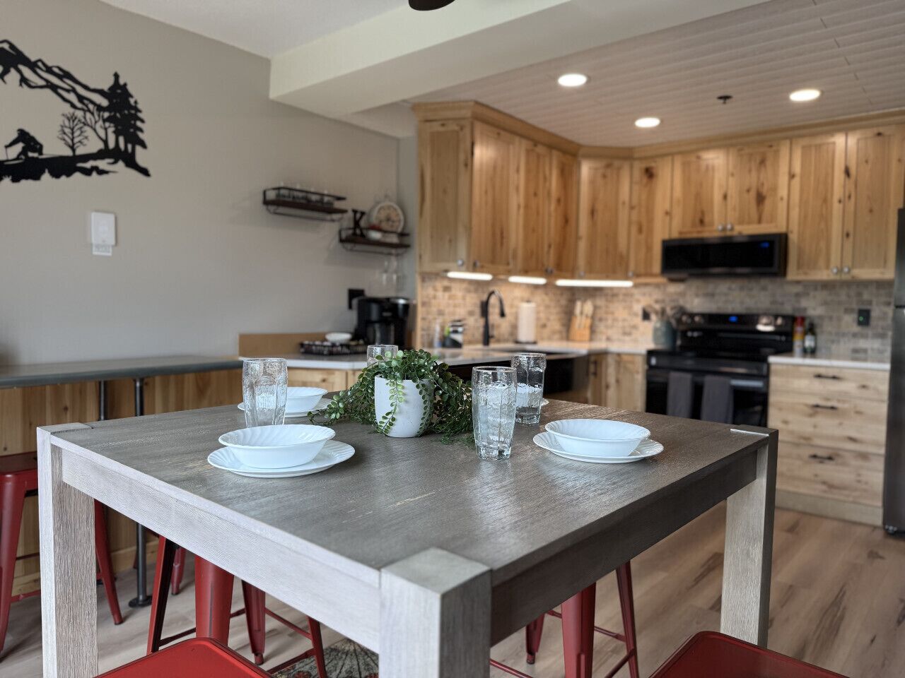 Réfrigérateur, micro-ondes, four, plaque de cuisson