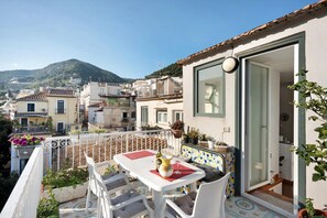 Outdoor dining - Guest House 'Divina Salerno Centro' with Sea View, Wi-Fi and Air Conditioning (Salerno)