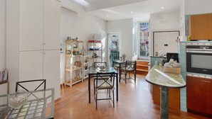 Una cocina amplia con comedor, armarios de madera y horno integrado.