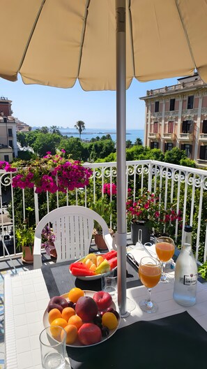 Outdoor dining - Guest House 'Divina Salerno Centro' with Sea View, Wi-Fi and Air Conditioning (Salerno)