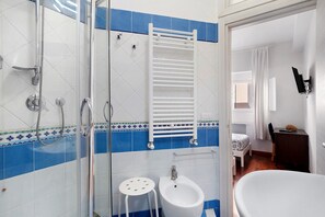 Shower, hair dryer, towels - Guest House 'Divina Salerno Centro' with Sea View, Wi-Fi and Air Conditioning (Salerno)