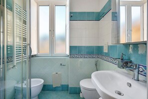 Bruser, hårtørrer, håndklæder