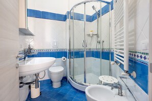 Douche, sèche-cheveux, serviettes fournies