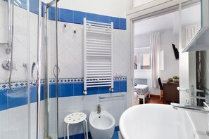 Een douche, een haardroger, handdoeken