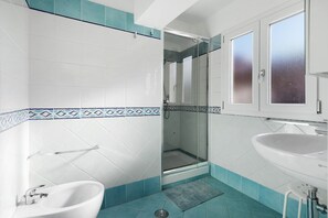 Dusche, Haartrockner, Handtücher