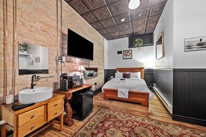 Signature Room, 1 King Bed, Shared Bathroom | Iron/ironing board, free WiFi, bed sheets - Swedetown European Style Hostel (Duluth)
