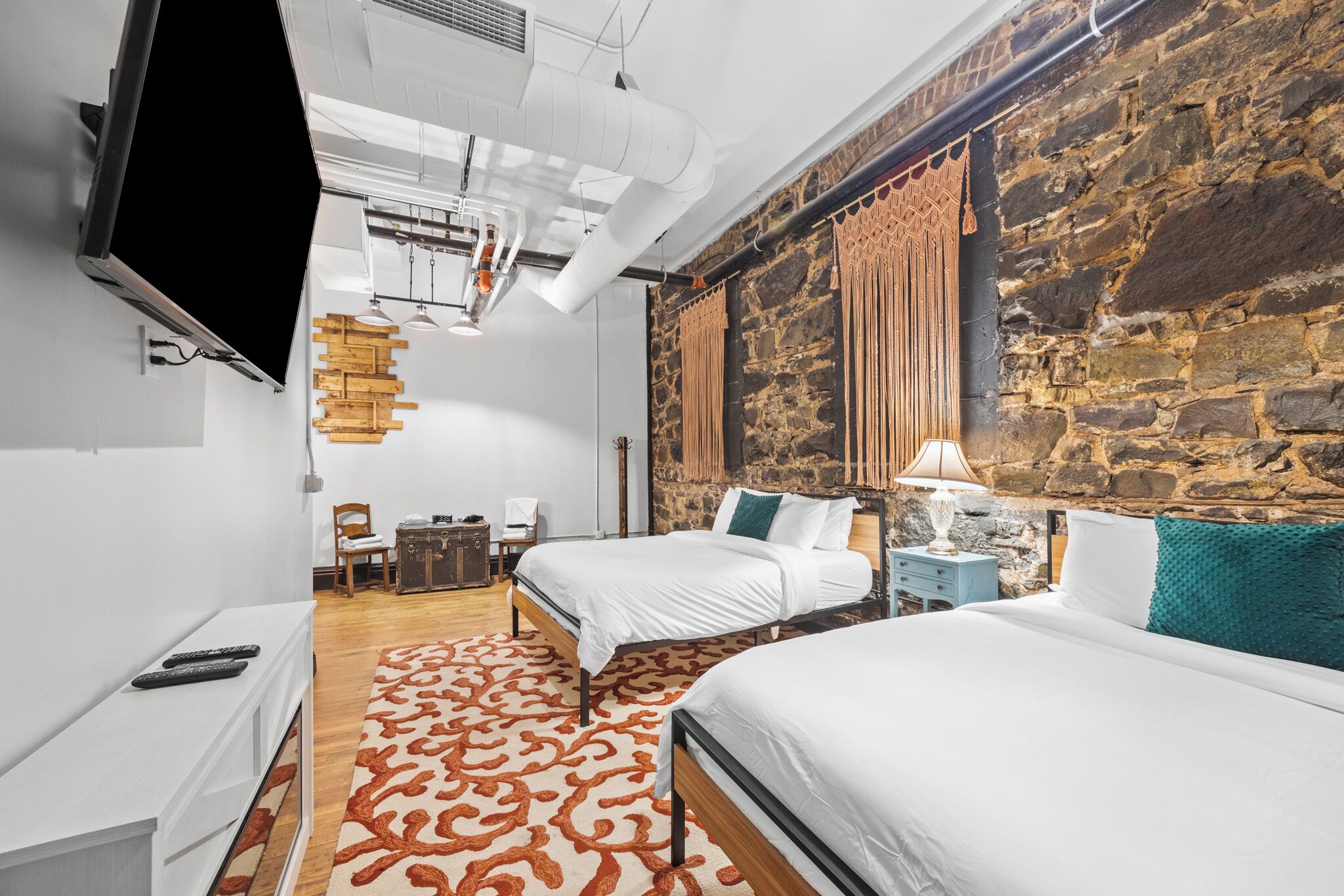 Quarto luxo, 2 camas Queen, banheiro compartilhado | Ferros/tábuas de passar roupa, Wi-Fi de cortesia, roupa de cama