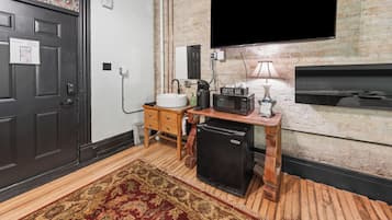 Deluxe Room | Iron/ironing board, free WiFi