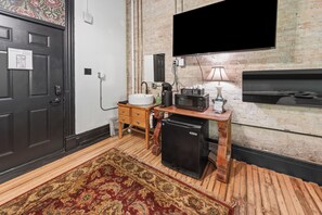 Deluxe Room | Iron/ironing board, free WiFi