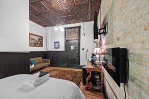 Deluxe-huone | Silitysrauta/-lauta, ilmainen Wi-Fi, vuodevaatteet