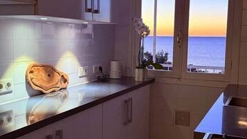 Een microgolfoven, een oven, een vaatwasser