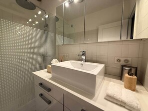 Sèche-cheveux, serviettes fournies, papier toilette