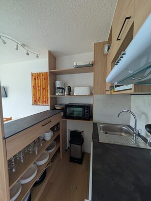 Réfrigérateur, micro-ondes, four, plaque de cuisson