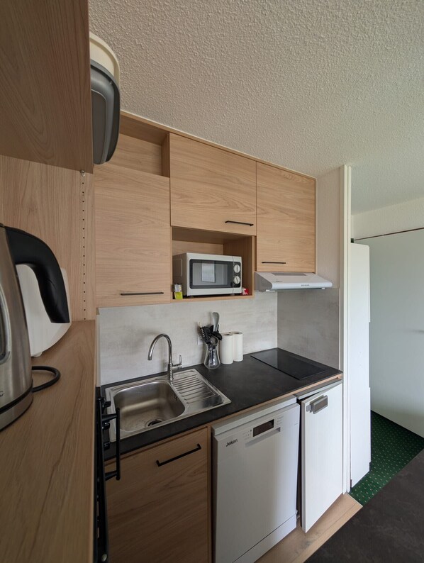 Kühlschrank, Mikrowelle, Ofen, Herdplatte