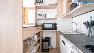 Kühlschrank, Mikrowelle, Ofen, Herdplatte