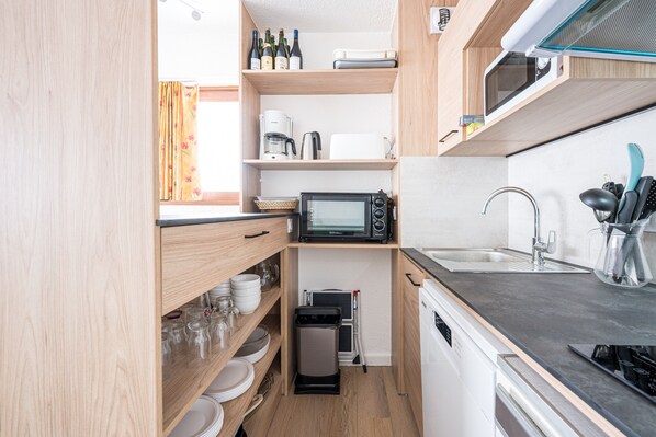 Réfrigérateur, four à micro-ondes, un four, surface de cuisson