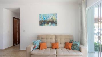 Basic-Apartment | Wohnbereich | 32-Zoll-Smart-TV mit Digitalempfang