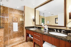 Suihku, hiustenkuivaaja, pyyhkeet