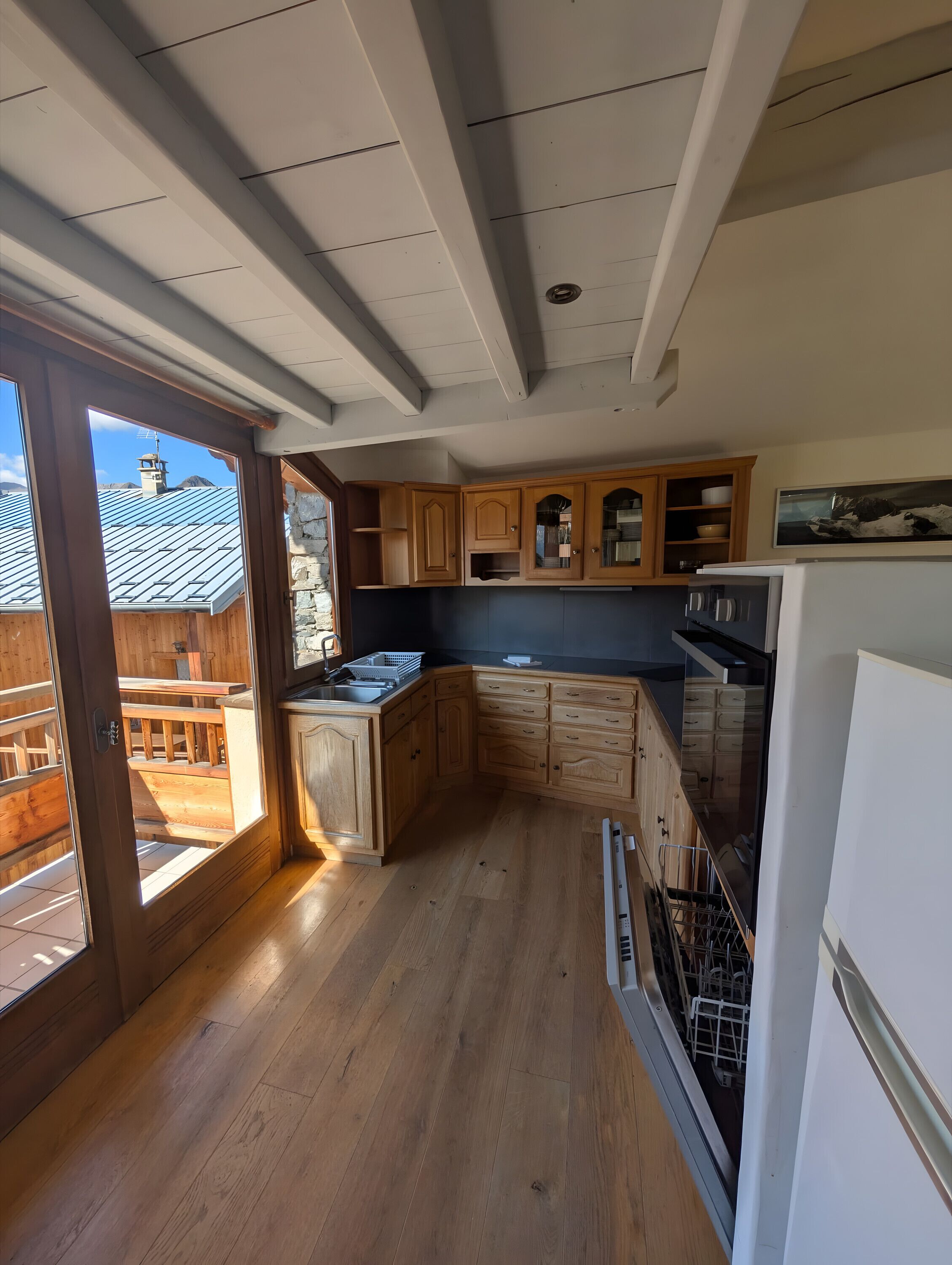 Jääkaappi, mikroaaltouuni, uuni, liesi