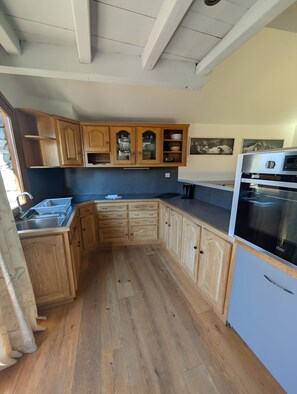 Frigorífic, microones, forn i placa de cuina