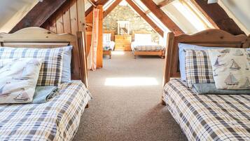 4 phòng ngủ, trang trí khác biệt