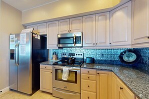 Kjøleskap, mikrobølgeovn, ovn og kokeplater