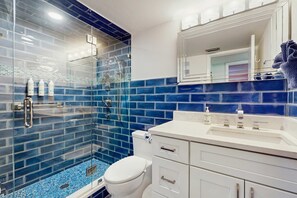 Een douche, een haardroger, handdoeken, shampoo