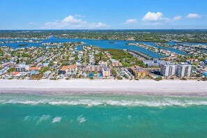 On the beach - Bright and recently redone condo hot tub pool and tennis direct beach access (Indian Rocks Beach)