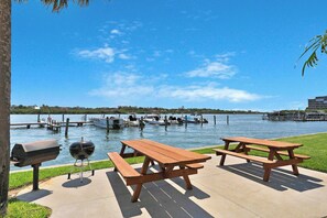 Outdoor dining - Light and airy condo with balcony pool hot tub and beach access (Indian Shores)