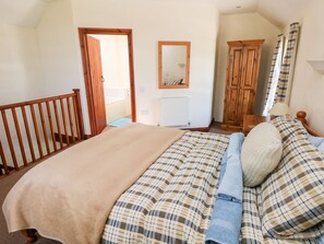 3 bedrooms, individually decorated, individually furnished, free WiFi - Ty Fferm (Newport)