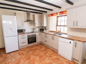 Dishwasher, cookware/dishes/utensils - Ty Fferm (Newport)